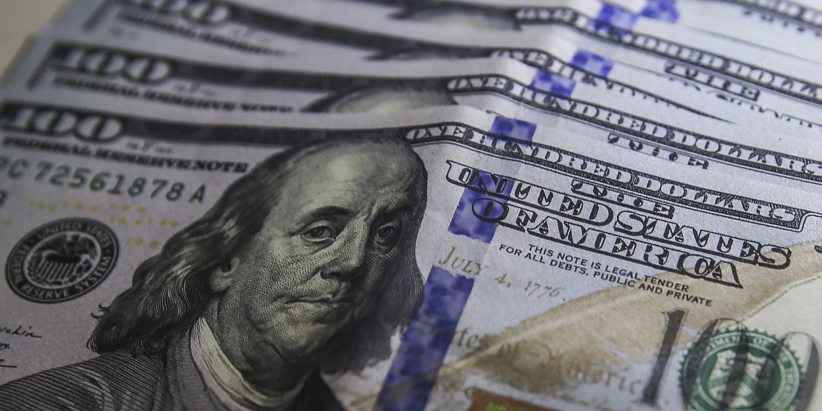 Dólar aproxima-se de R$ 5,70 com incertezas sobre IOF