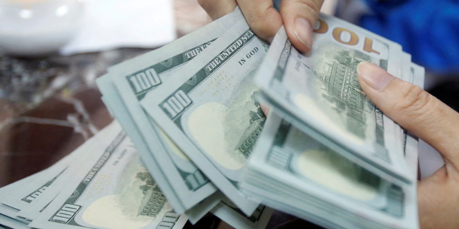 Dólar cai 1,6% e fecha em R$ 5,23 com alívio externo